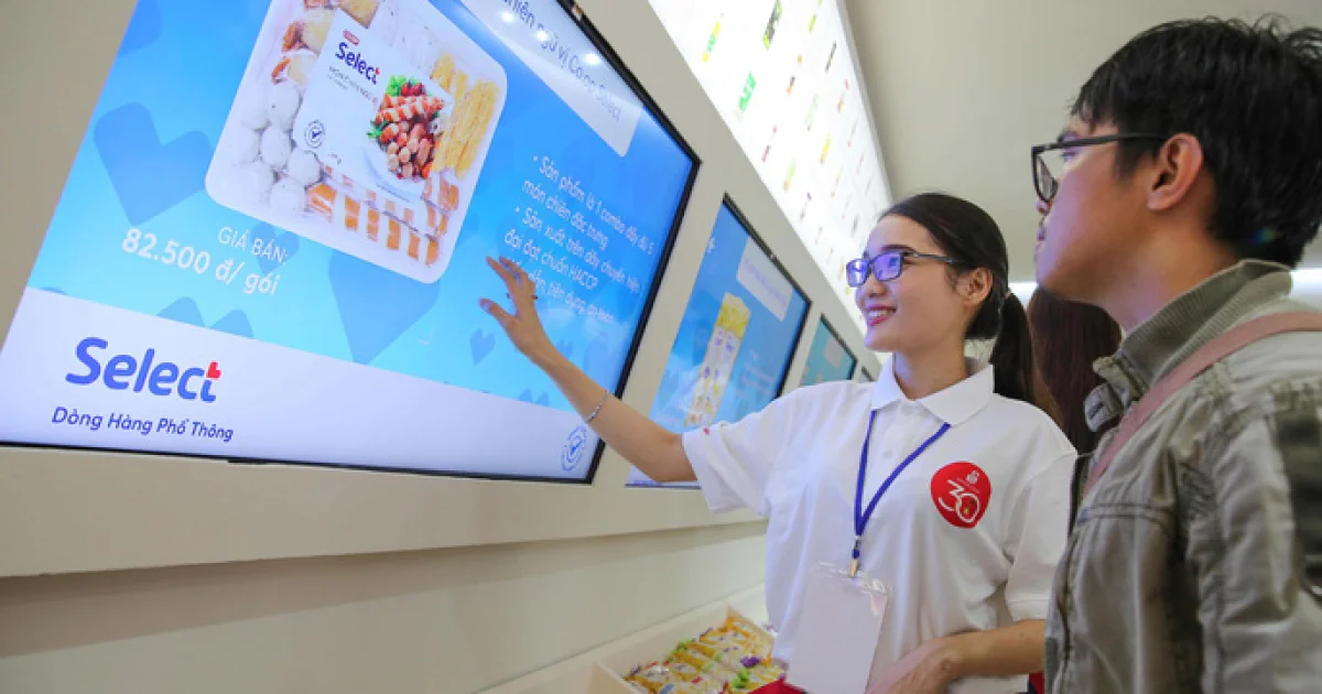 Màn Hình Cảm Ứng Cho Showroom & Cửa Hàng Bán Lẻ – Tăng Trải Nghiệm, Tăng Doanh Thu