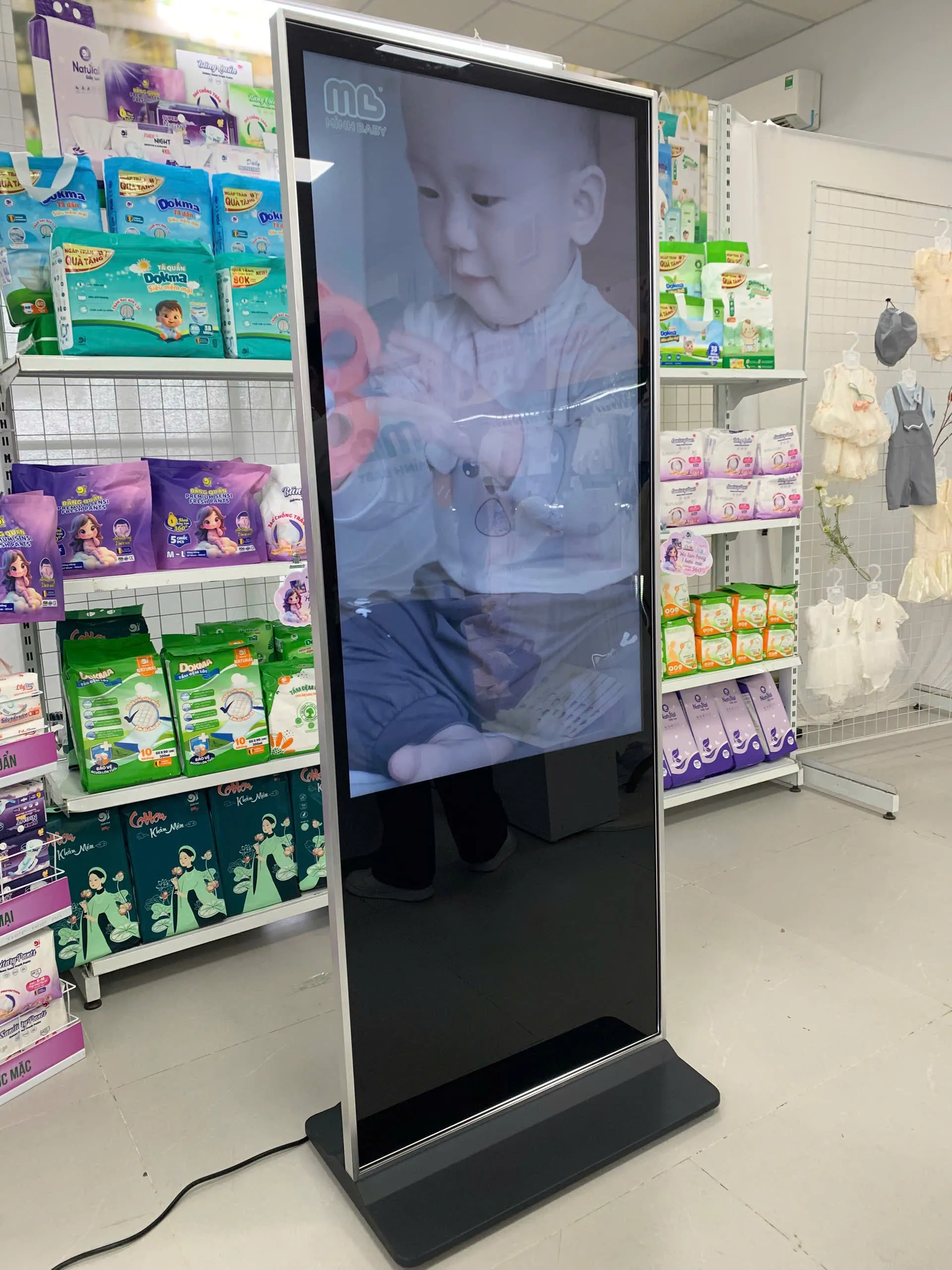 M&agrave;n h&igrave;nh cảm standee ứng Android