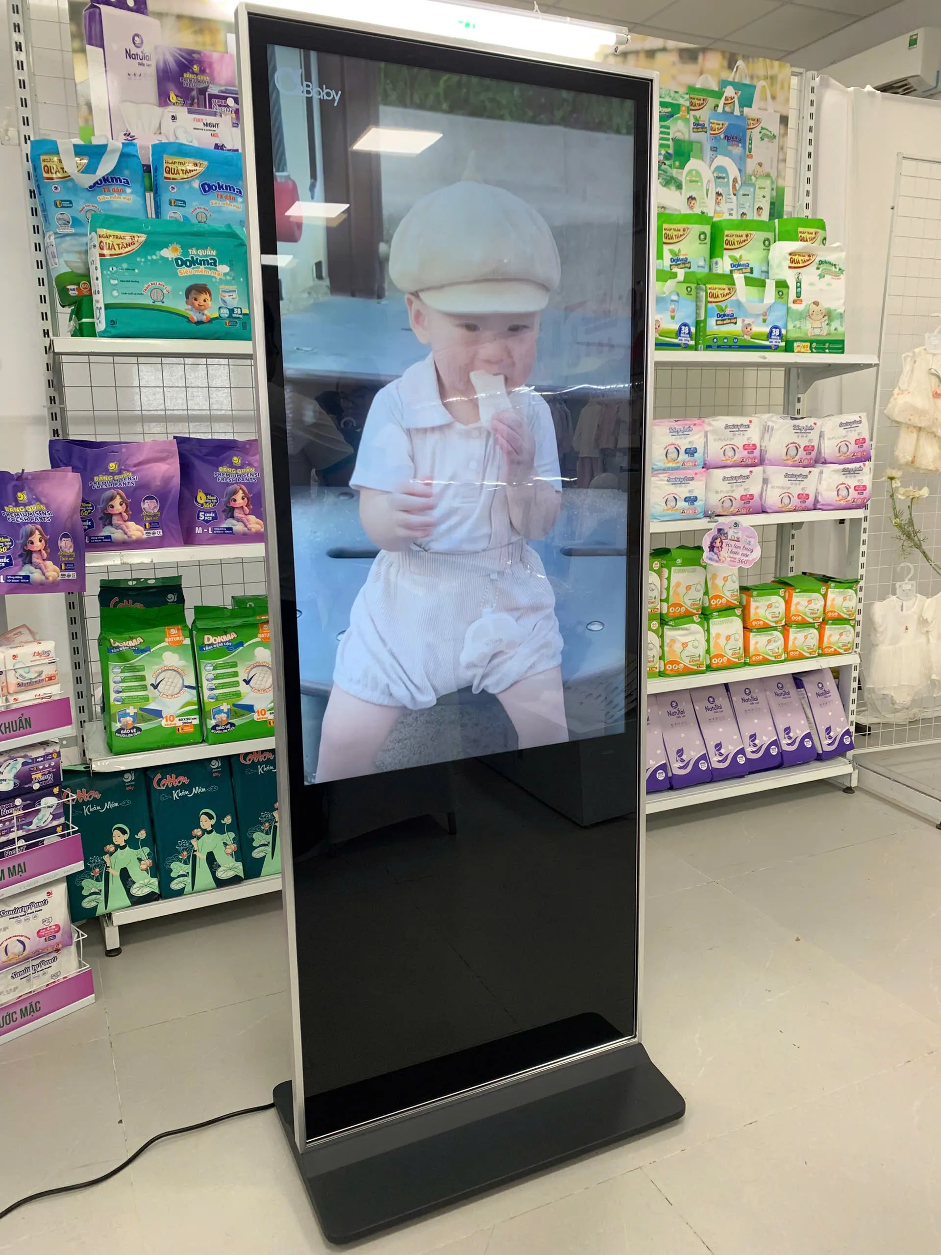 M&agrave;n h&igrave;nh standee cảm ứng