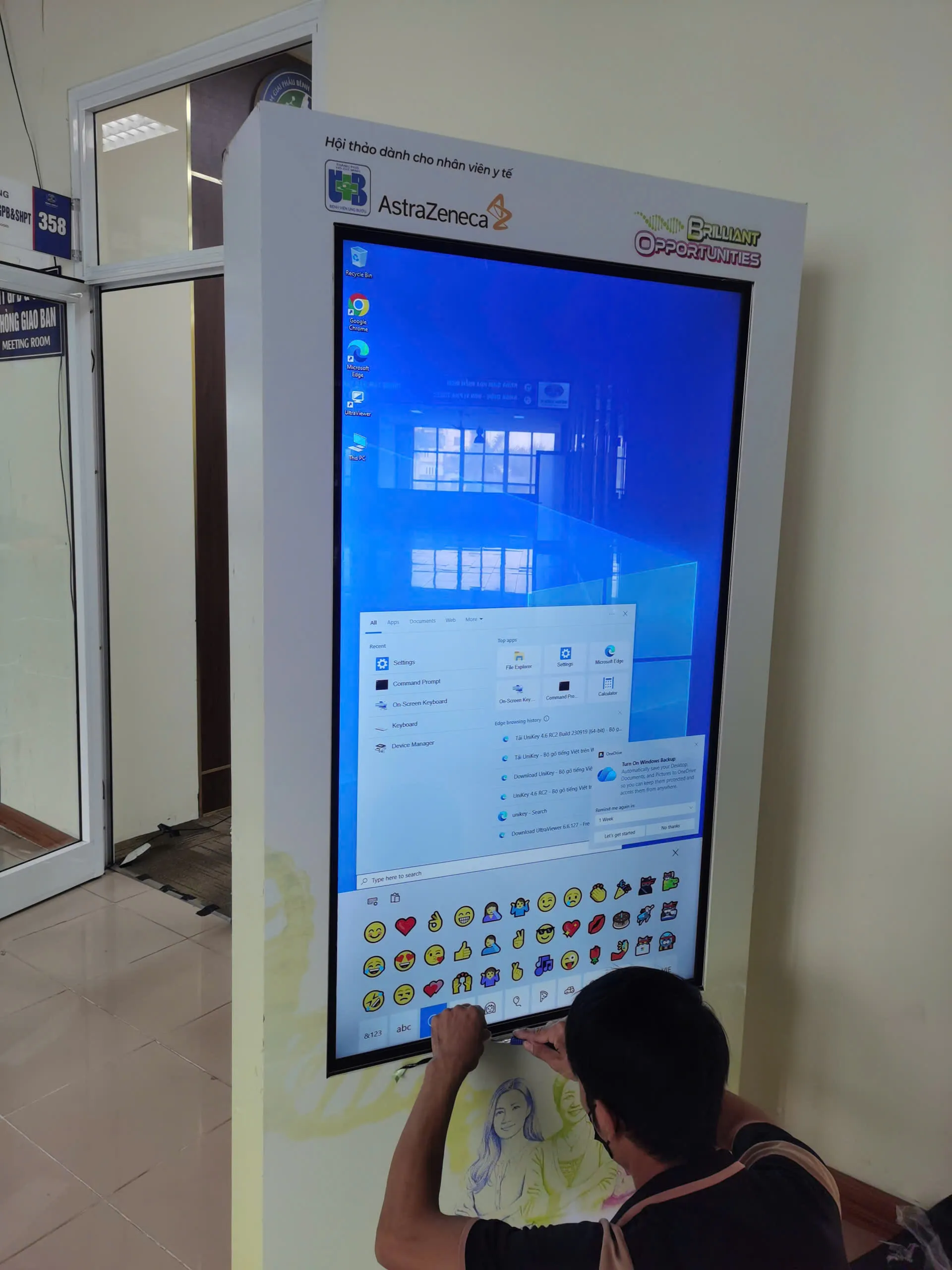 M&agrave;n h&igrave;nh cảm ứng ch&acirc;n đứng Windows