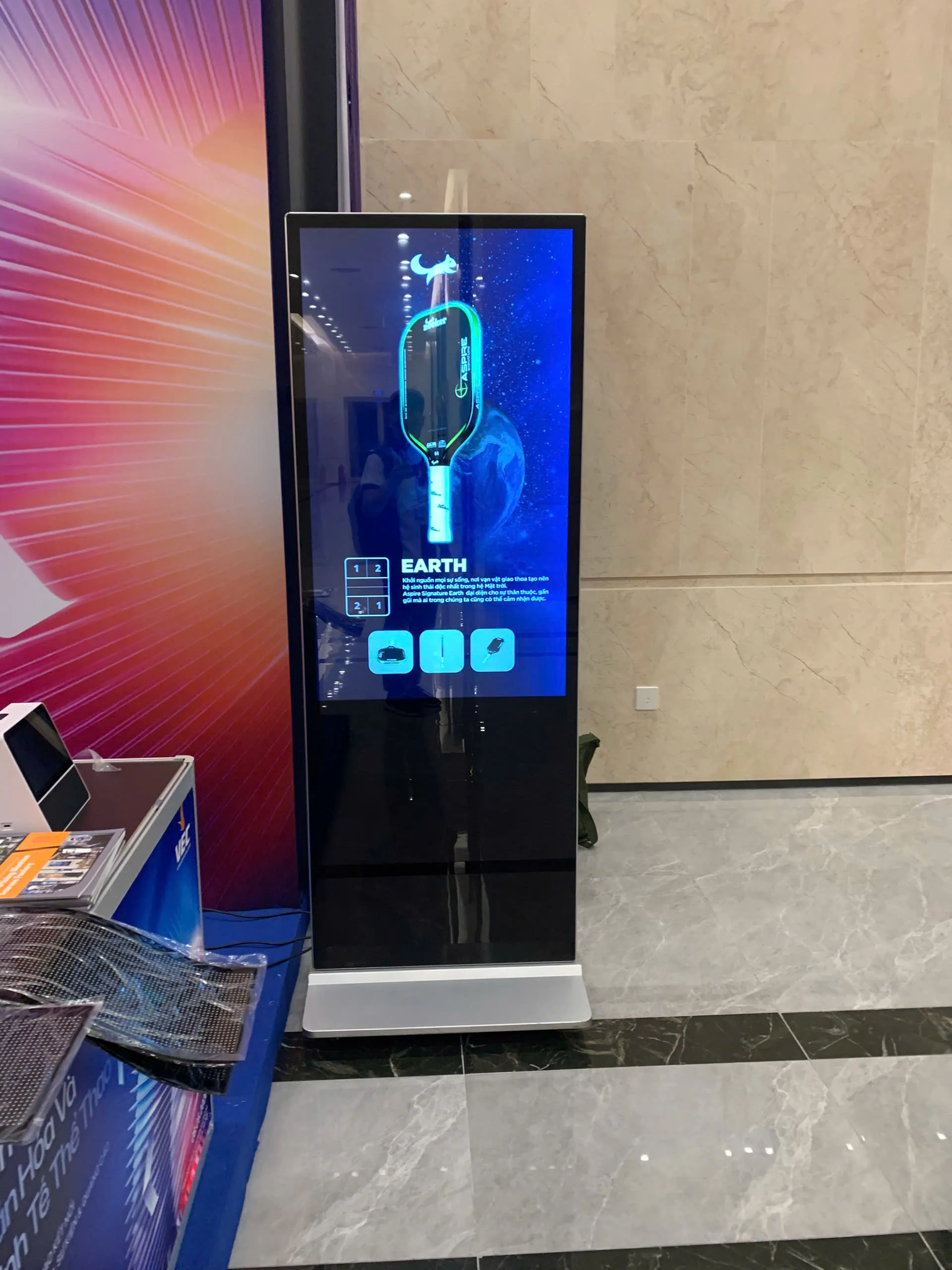 màn hình quảng cáo standee