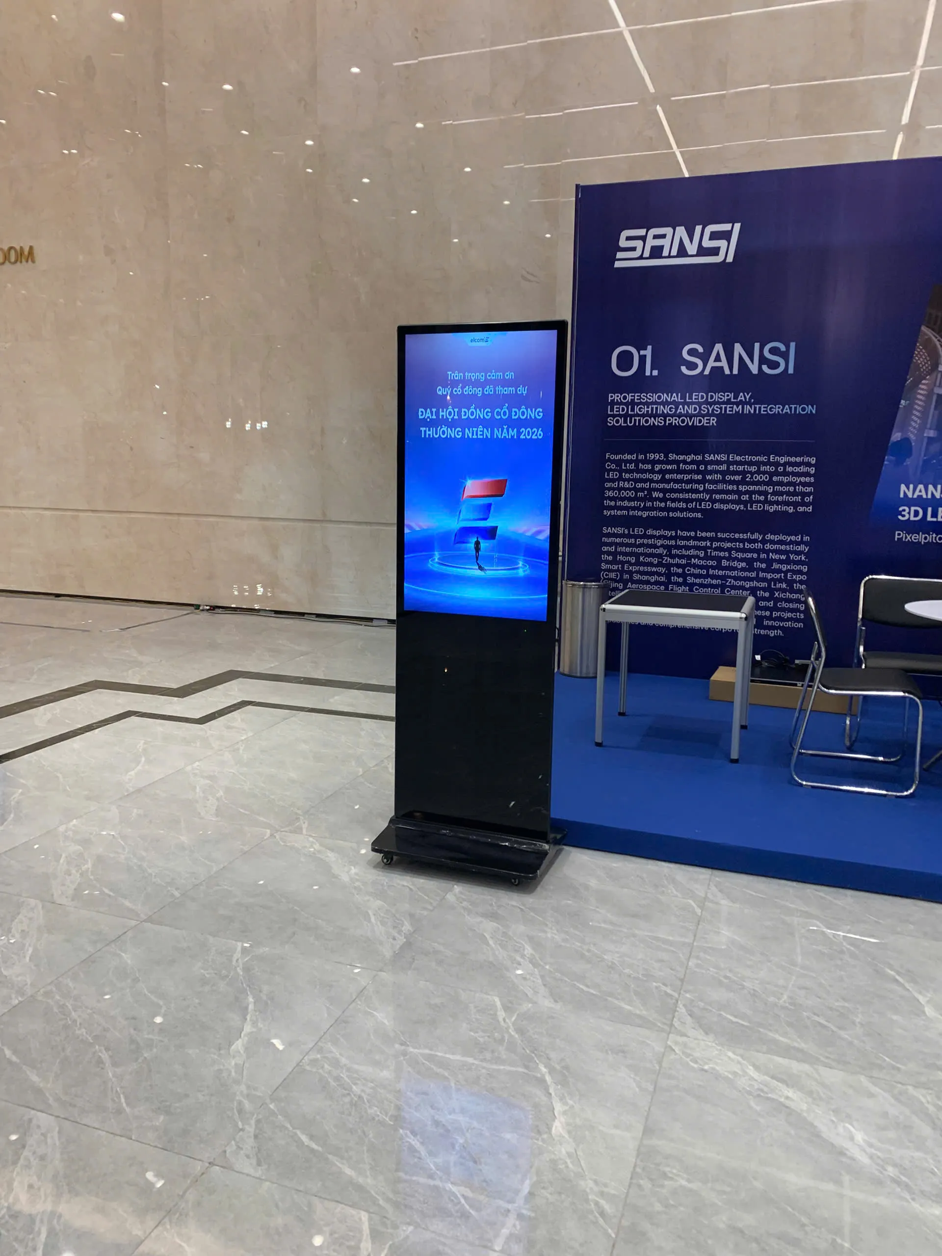 màn hình quảng cáo standee